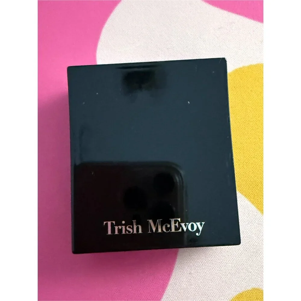 Trish McEvoy Makeup Wardrobing Refillable Compact with 8 Eye Shadows Case Only - Picture 1 of 5